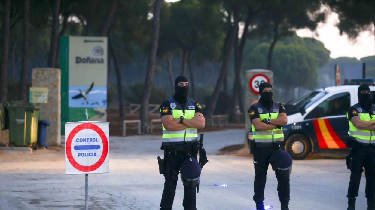 Agentes de la UPR de la Policía Nacional, en una reciente operación antidroga en Sanlúcar.