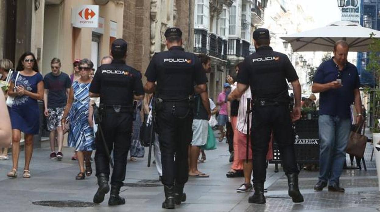 Varios agentes de la Policía Nacional, vigilan por las calles del casco histórico