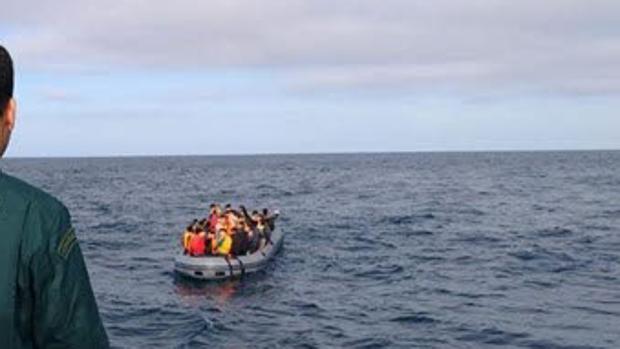 Rescatan una embarcación con 16 inmigrantes que se dirigía a las costas de Cádiz