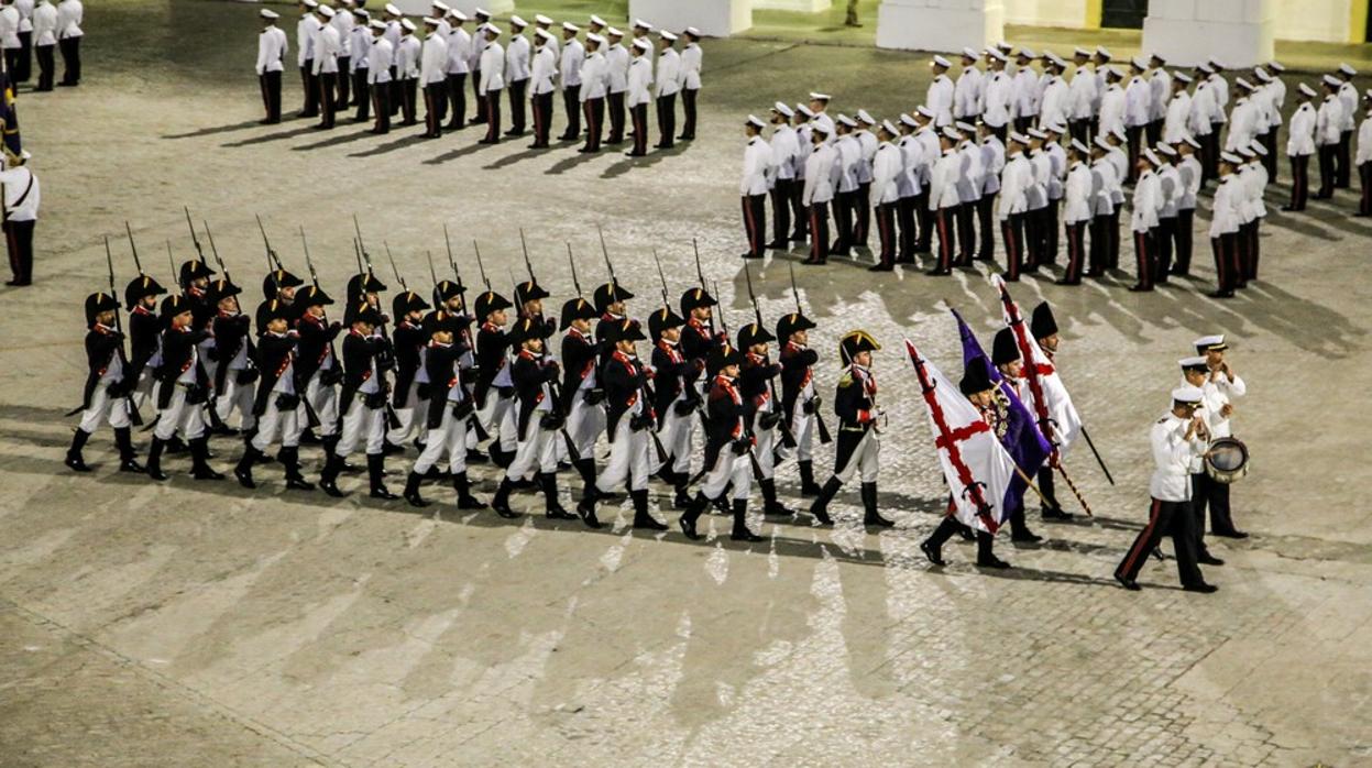 Desfile de las Fuerzas con traje de época.