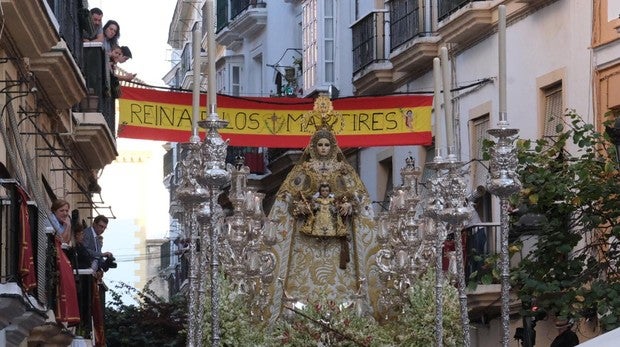 Ambiente festivo en Cádiz para acompañar a la Virgen del Rosario