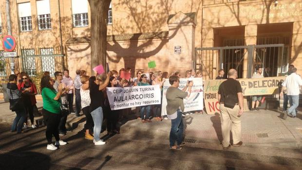 La Junta de Andalucía no se compromete a cubrir la plaza de atención especial en un colegio de El Coronil