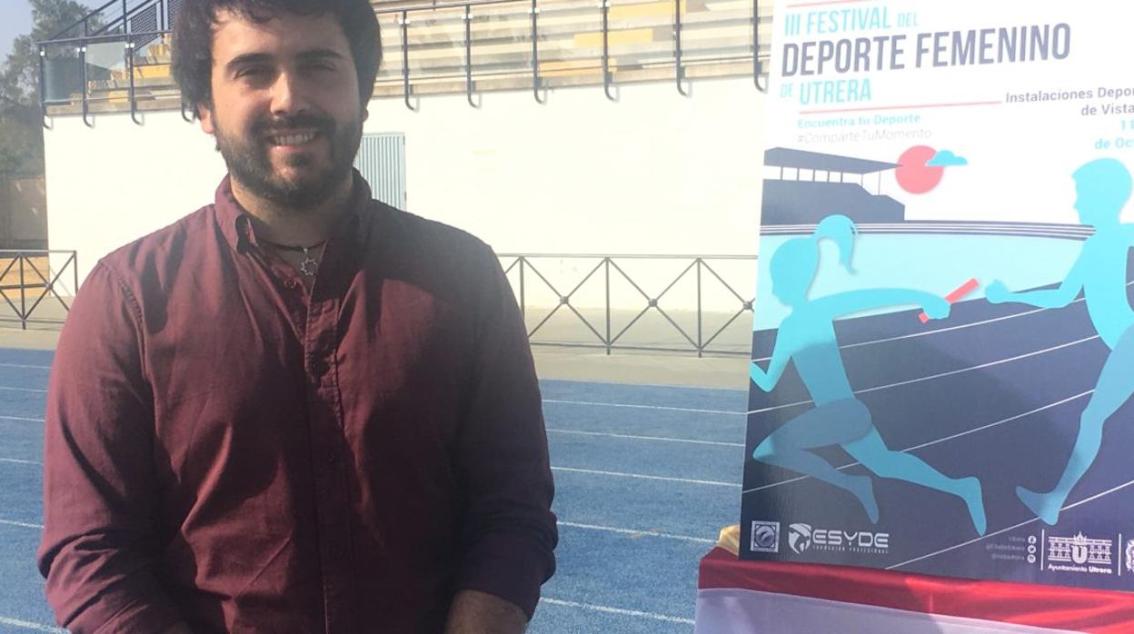 El concejal de Deportes de Utrera, Daniel Liria, presentando el festival del deporte femenino