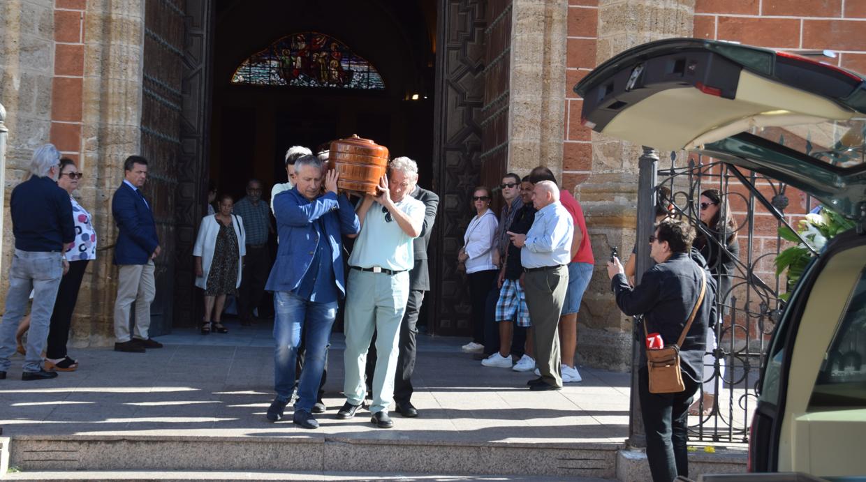 El féretro con los restos mortales de Pepe Oneto