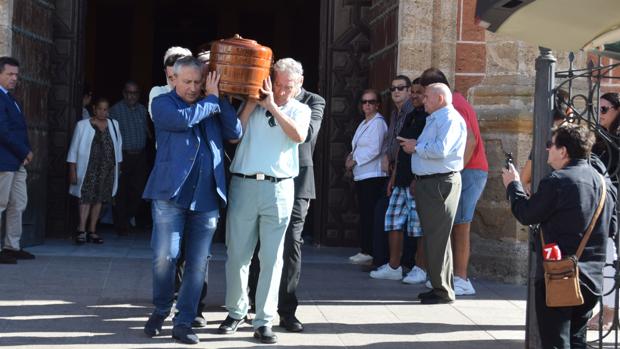 Último adiós al periodista Pepe Oneto en San Fernando