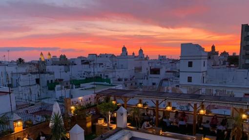 Vista del atardecer desde la terraza de Alquimia Hostel.