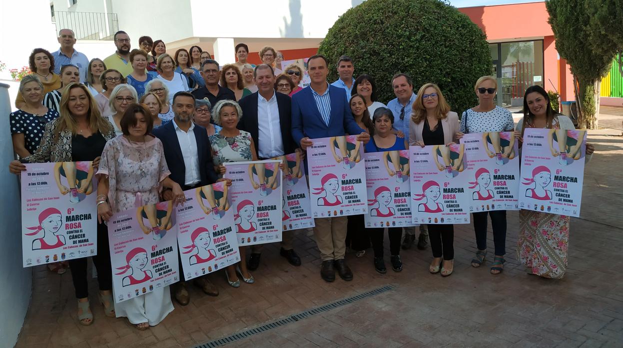 Representantes municipales y de las juntas locales de la AECC, tras la presentación de la VI Marcha Rosa