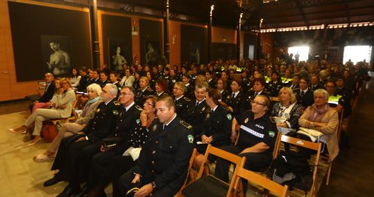 Acto de homenaje a las primeras mujeres policías locales de Cádiz.