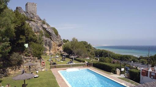 Piscina y solarium de un camping de ubicación mágica.