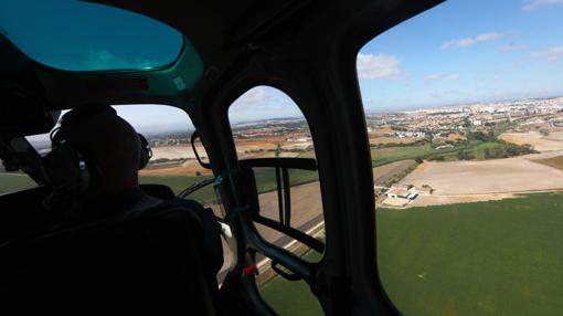 El helicóptero, en el cielo de Cádiz.