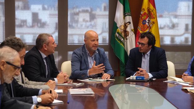 Imbroda y Kichi plantean abrir los colegios por las tardes y recuperar la pista deportiva de Tiempo Libre