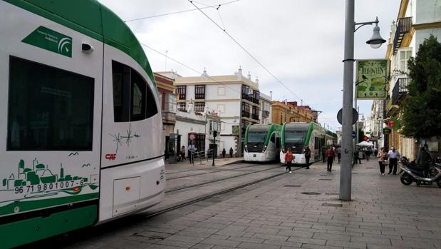 El tranvía de la Bahía de Cádiz incorpora una tercera unidad a las pruebas