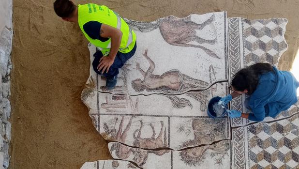 El mosaico romano de «Los amores de Zeus» protagoniza el inicio de un rodaje en Écija