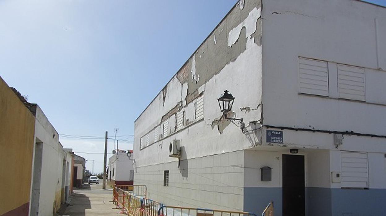 Detalle de la fachada exterior de una de las viviendas de alquiler en el poblado de Alfonso XIII en Isla Mayor