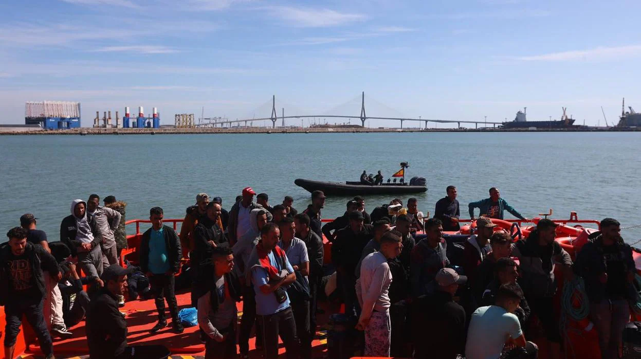 El jueves llegaron a Cádiz capital más de medio centenar de inmigrantes.