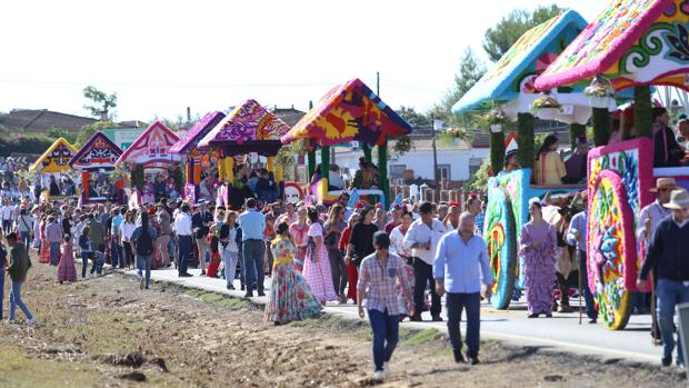 Cinco heridos leves tras volcar una carriola en la romería de Valme