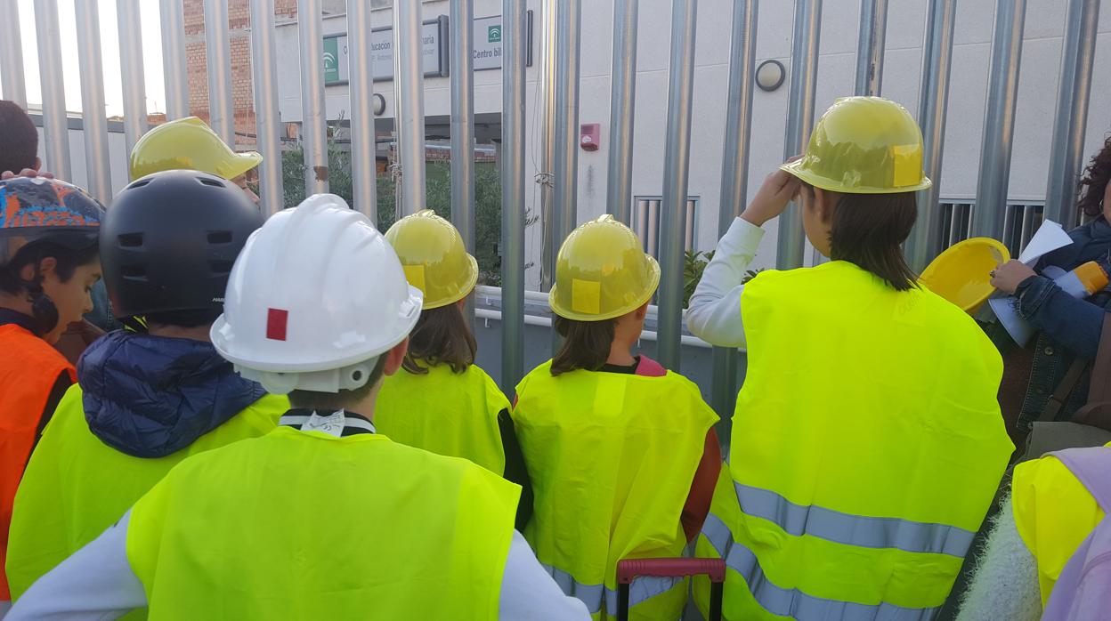 Alumnos del CEIP Antonio Rodríguez Almodóvar accediendo este lunes al centro