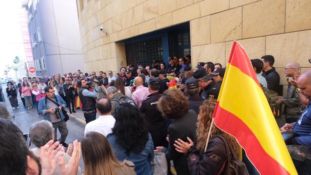 Apoyo a los policías de Cataluña desde Cádiz: «¡Compañeros, estamos orgullosos de vosotros!»