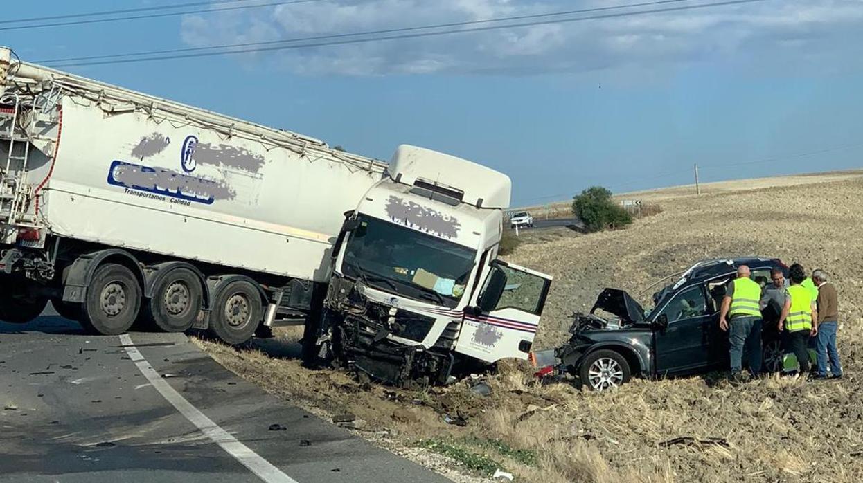 Estado en el que quedaron los dos vehículos implicados en el accidente de tráfico en la carretera A-375