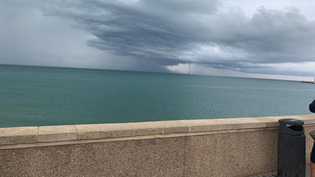 Una manga marina pasa a pocos metros de la playa de La Caleta, en Cádiz