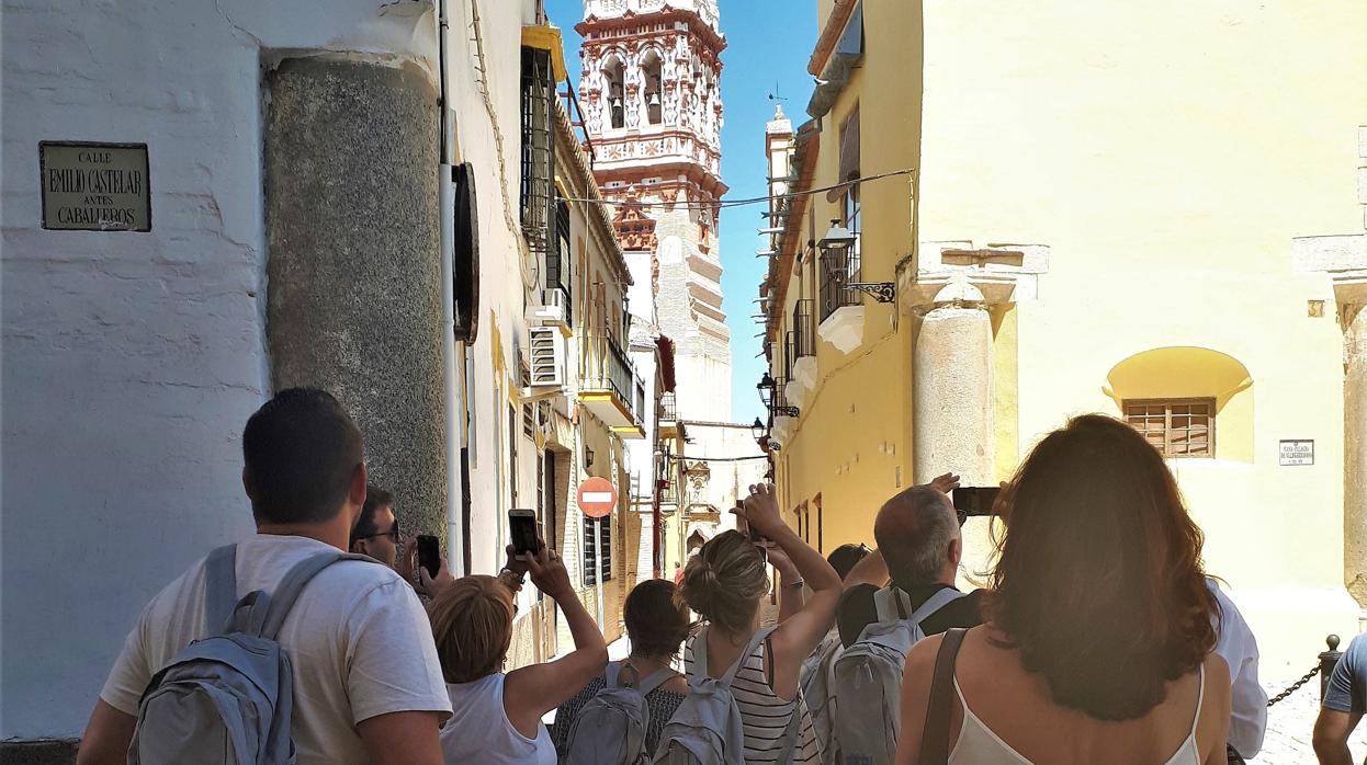 Un grupo de turistas en una de las céntricas calles del municipio sevillano de Écija