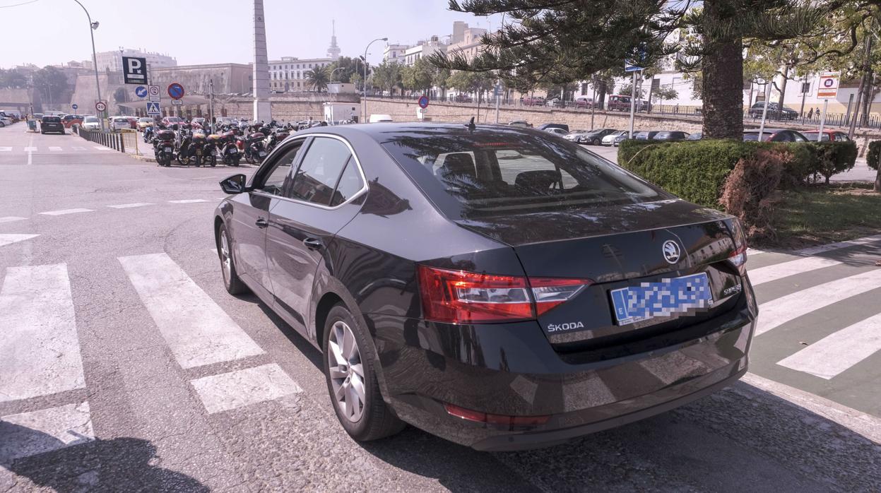 Un vehículo de Uber en la entrada a la estación de tren de Cádiz.