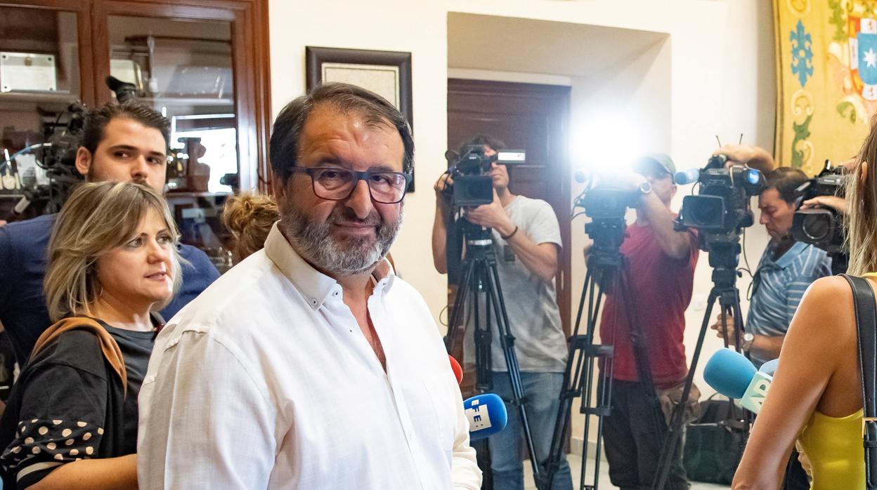 Juan Ávila (PP), alcalde de Carmona, antes de atender a los medios de comunicación