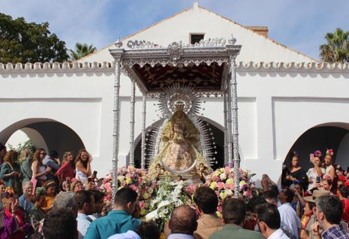 La ermita de Cuatrovitas se encuentra entre olivos a seis kilómetros del casco urbano