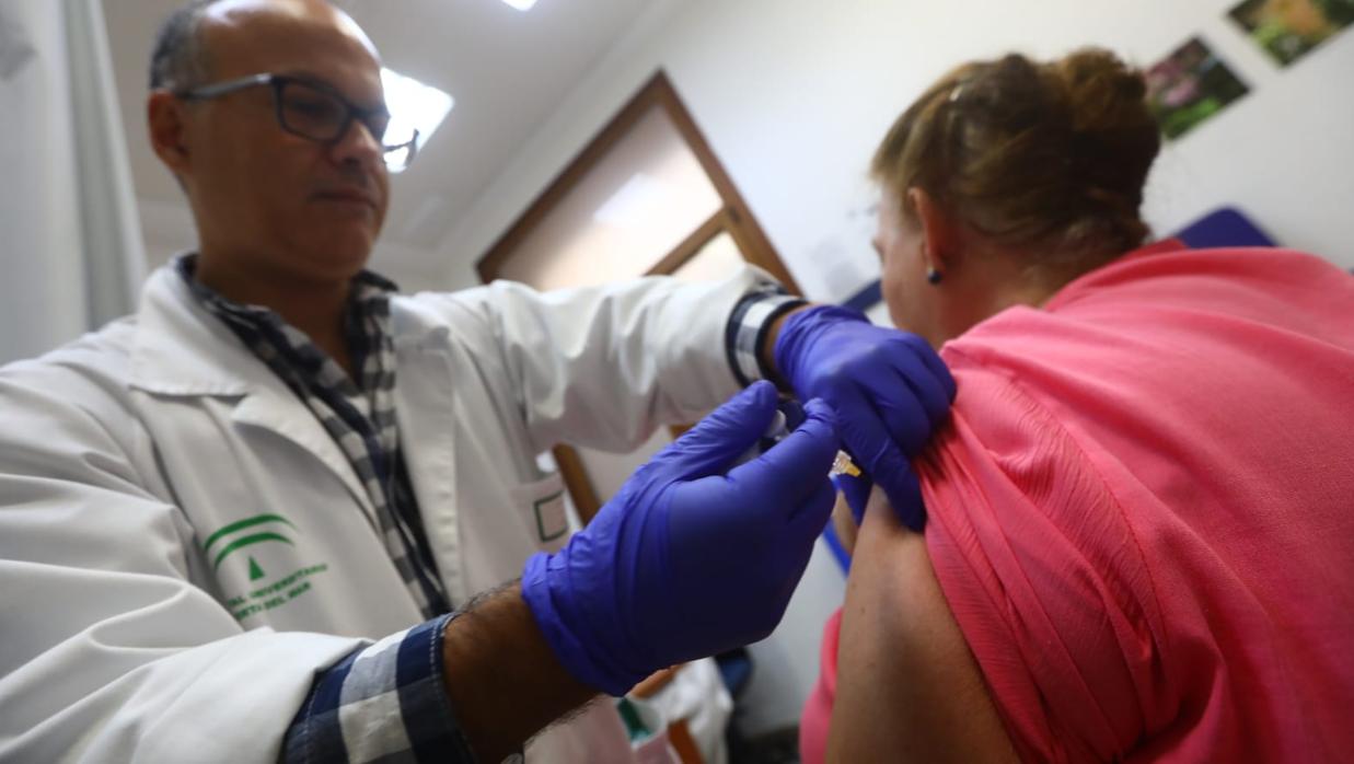 Primeras vacunas en el Centro de Salud La Merced de Cádiz