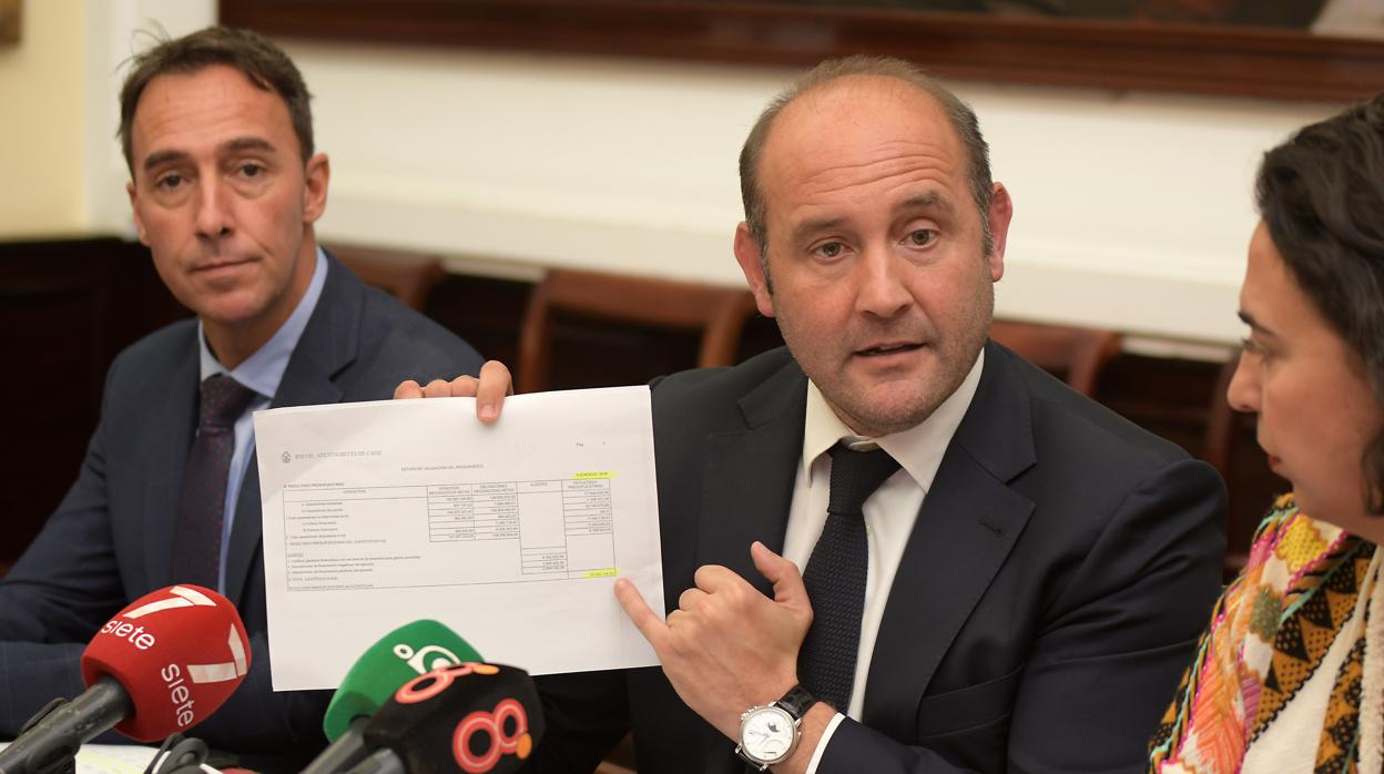 El portavoz del PP en el Ayuntamiento, Juancho Ortiz, junto a José Manuel Cossi y Carmen Sánchez.