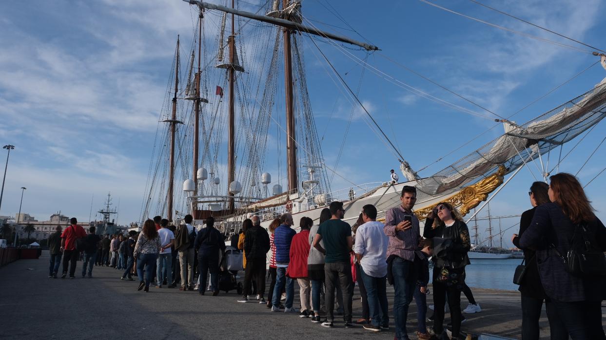 Colas esta tarde en muelle de Cádiz para visitar Elcano.