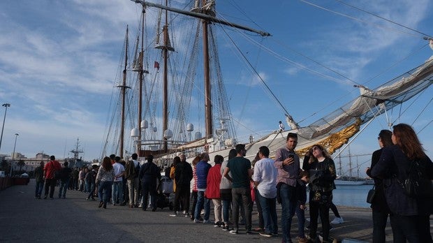 El Juan Sebastián de Elcano se prepara para zarpar desde Cádiz en un nuevo crucero de instrucción