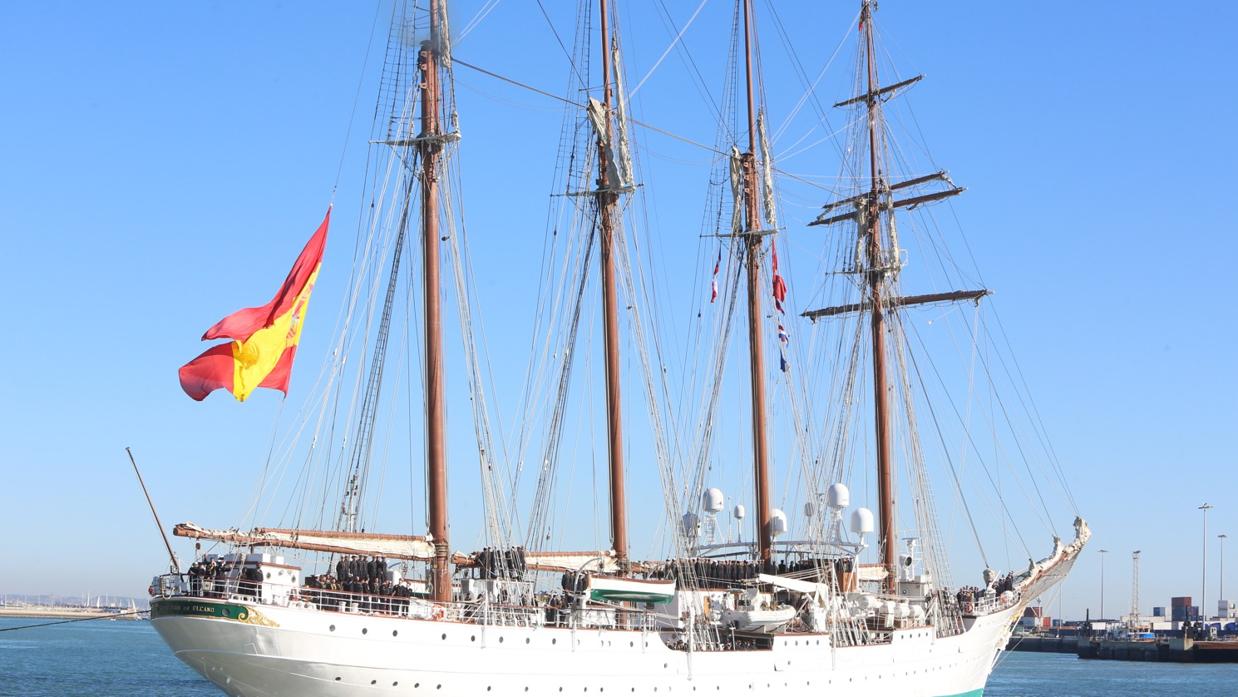 Salida del Elcano del muelle de Cádiz en su anterior crucero de instrucción.