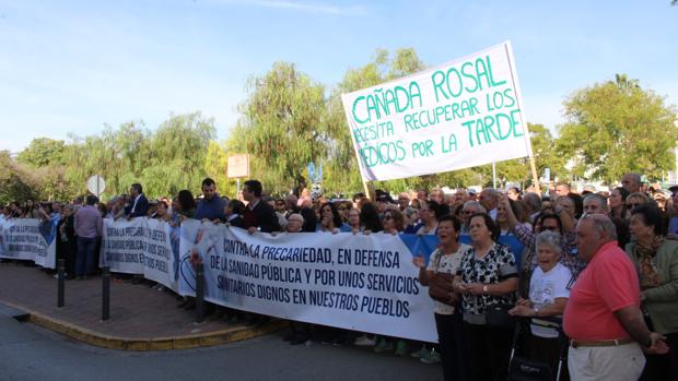 Más de 800 personas se manifiestan ante la «precariedad» de los servicios sanitarios en la Campiña