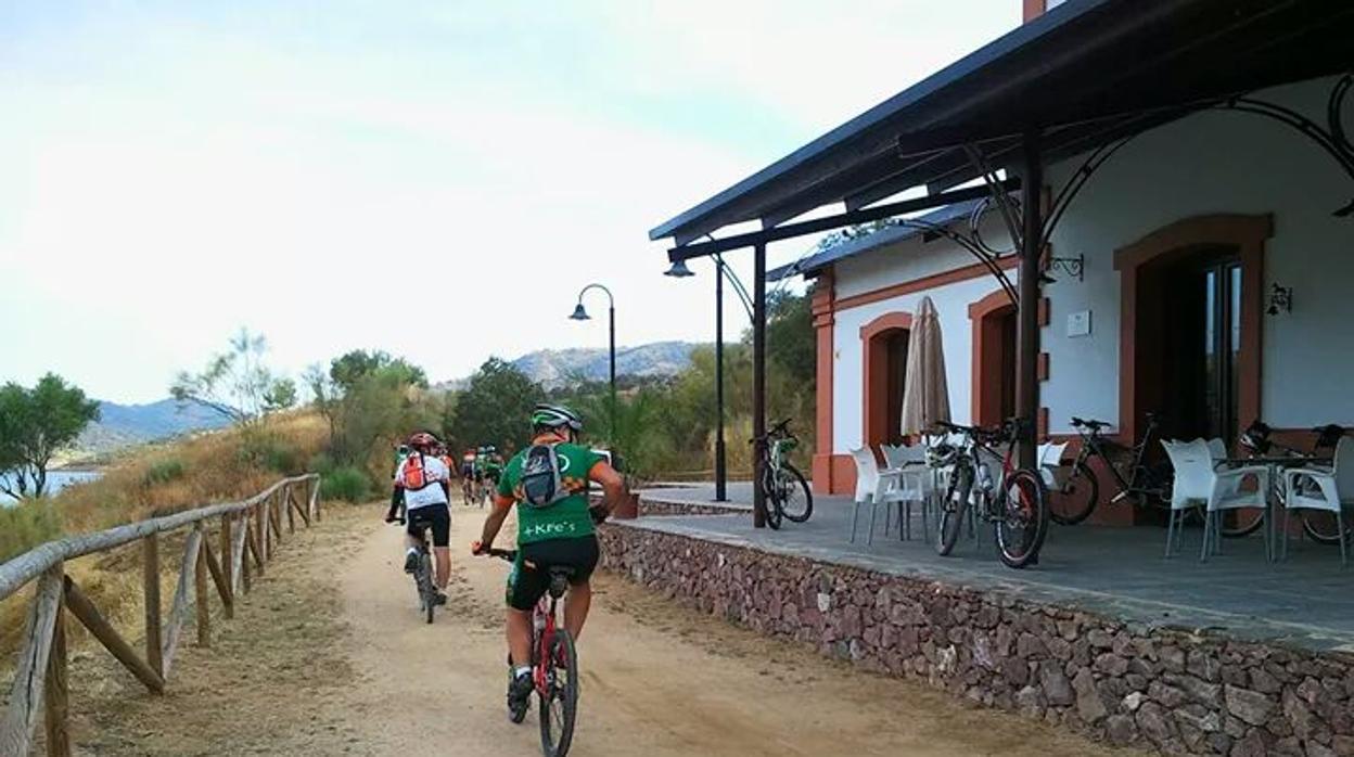 Hotel restaurante de la antigua estación en la vía verde de El Ronquillo