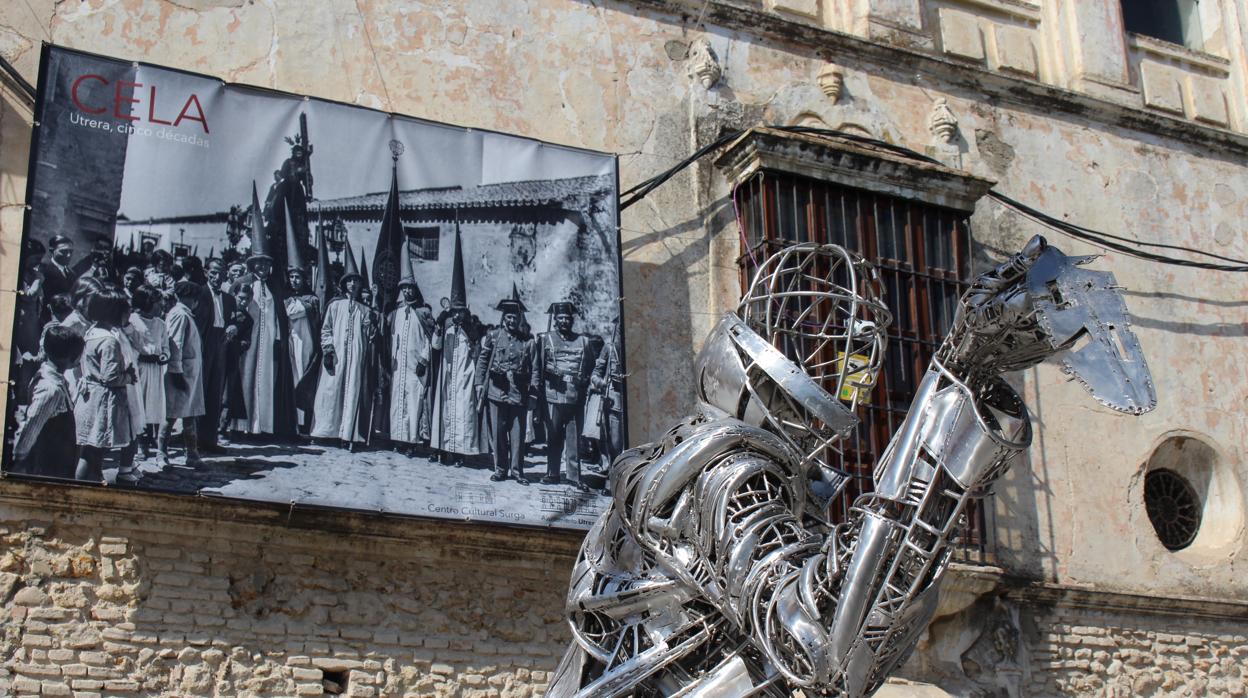 La estatua del Abate Marchena en el exterior del valioso edificio que alberga a la casa Surga