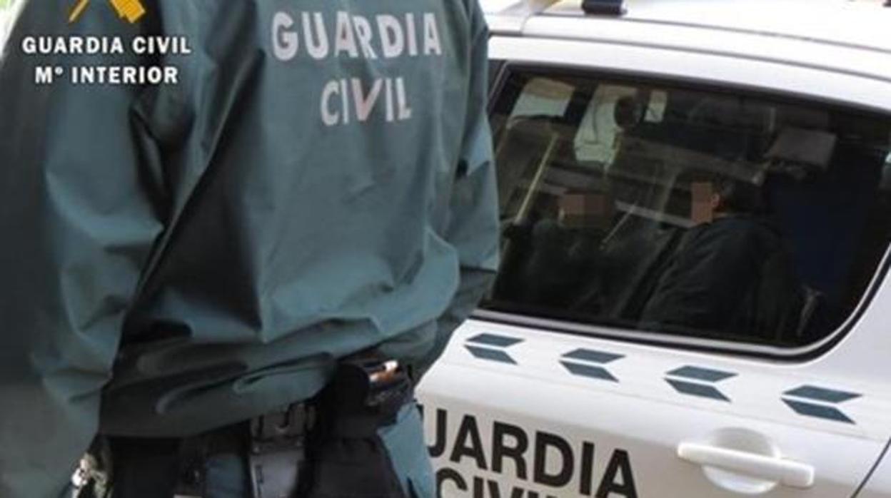 El equipo de Policía Judicial de la Guardia Civil se encargó de la detención del sospechoso