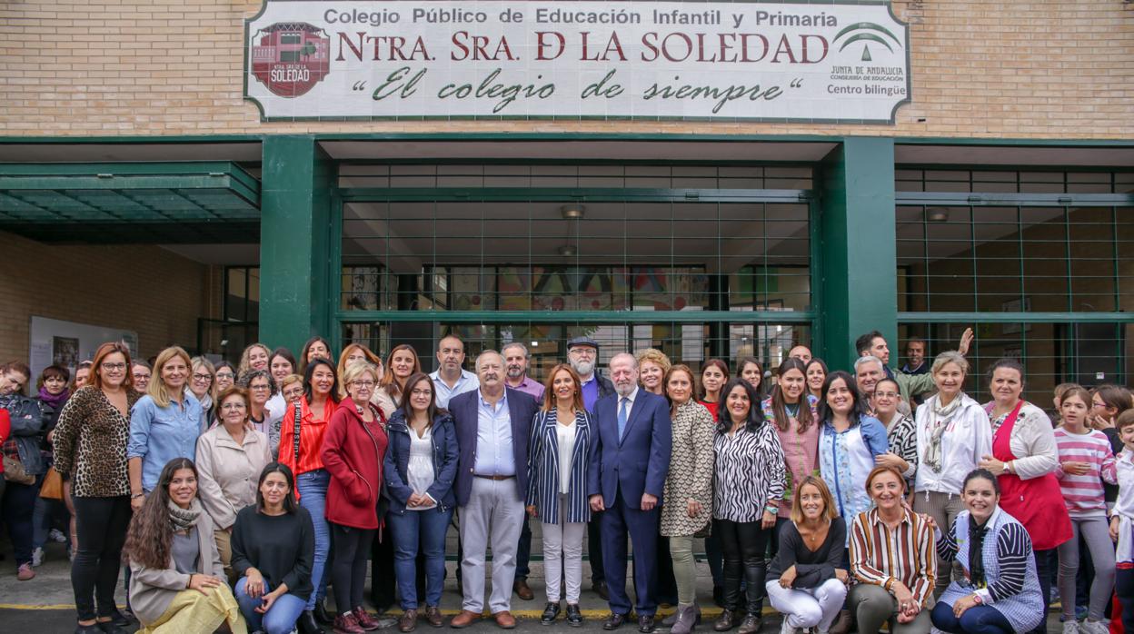 Foto de familia del acto de celebración del 60 aniversario del colegio Nuestra Señora de la Soledad de Cantillana