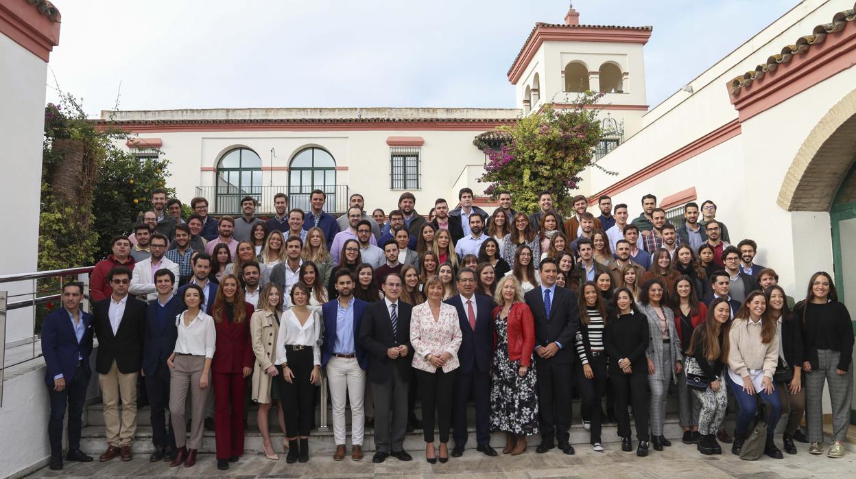 Foto de familia de los asistentes al acto de la inauguración del nuevo curso del Instituto de Estudios Cajasol