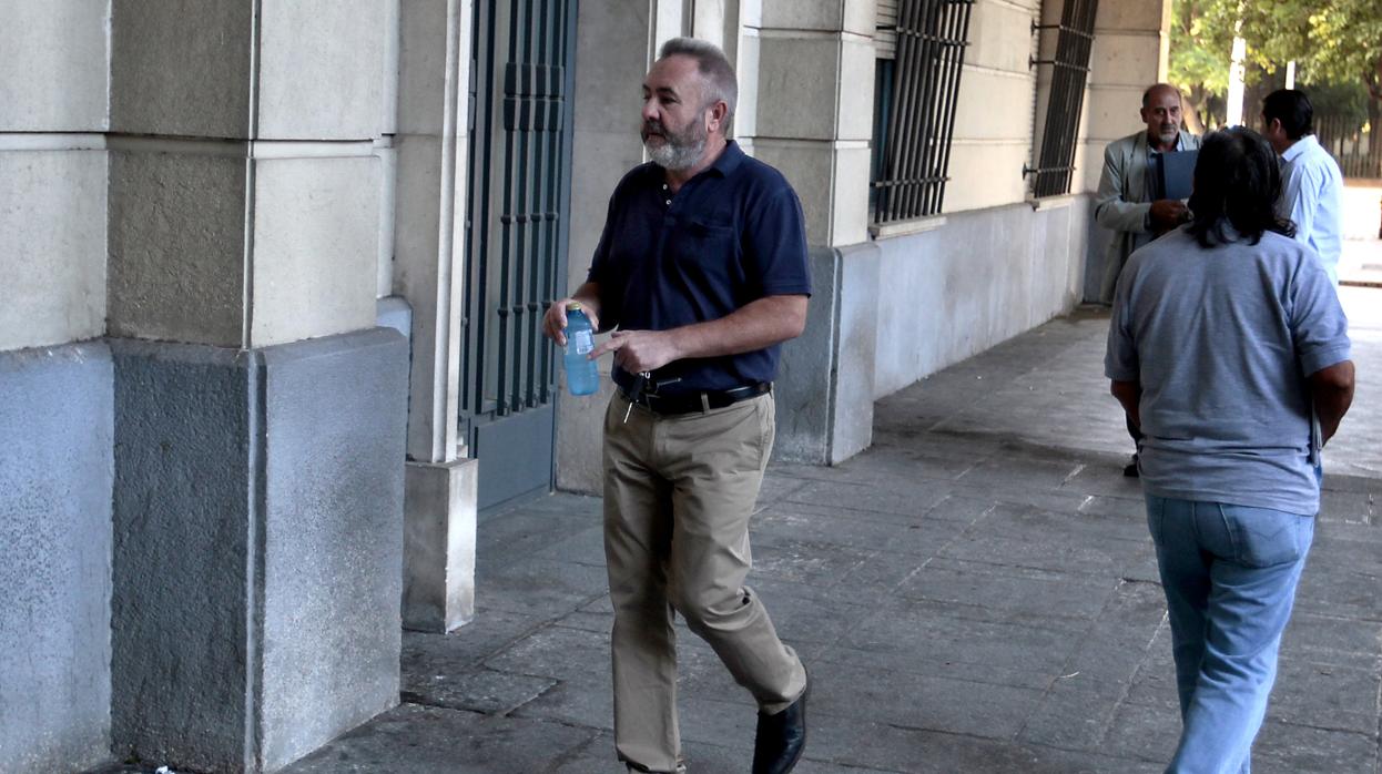 El exalcalde socialista de Burguillos, José Juan López entra en el juzgado