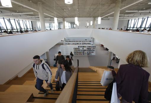 Interior del campus de la Universidad Loyola Andalucía en Dos Hermanas