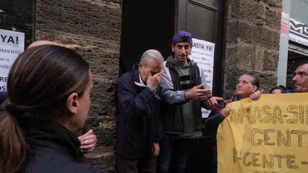 Alfredo consigue posponer su desahucio de la calle Hospital de Mujeres en Cádiz