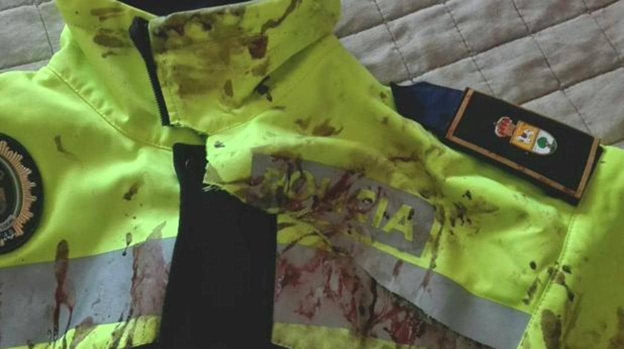 La chaqueta que esa noche llevaba Juan Cadenas quedó llena de sangre tras la agresión.