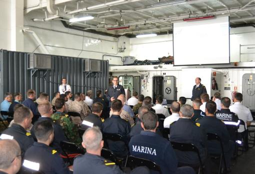 Conferencia del vicealmirante Martorell a los militares de diferentes países participantes.