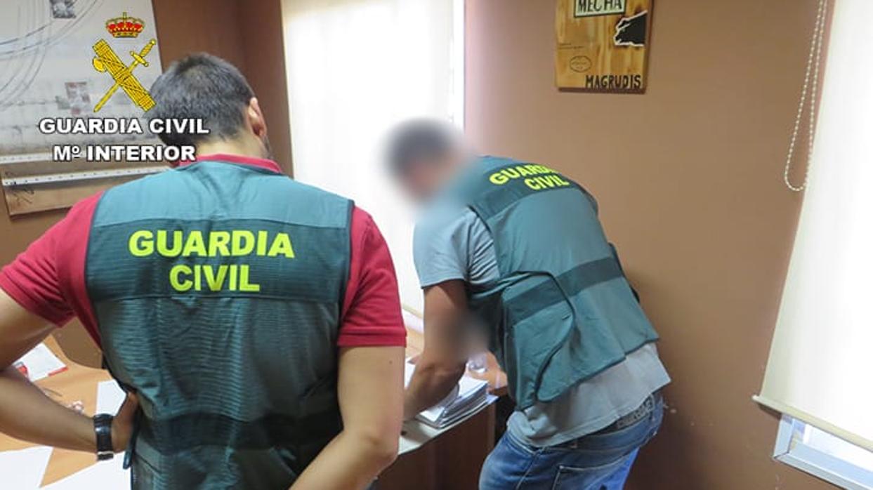 Agentes de la benemérita en las instalaciones de Magrudis.