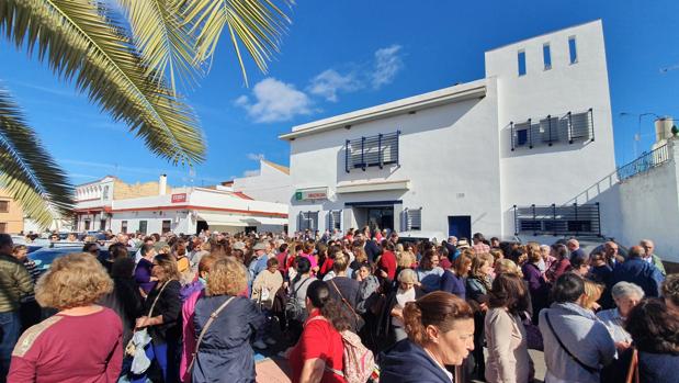 Más de 200 personas se concentran en la puerta del ambulatorio de Guillena por la «falta» de personal