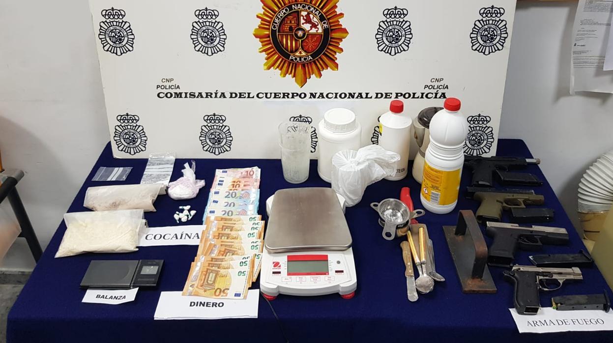 La droga, dinero y efectos intervenidos en la operación policial