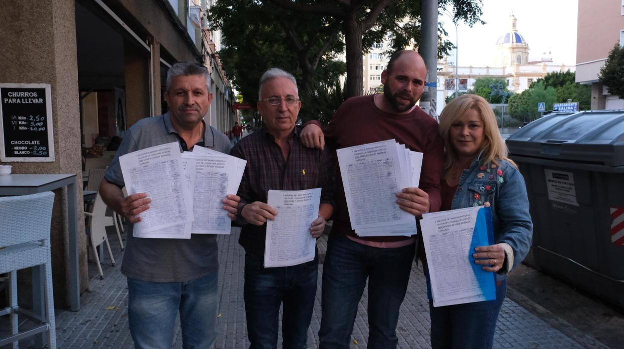 Varios comerciantes, con las firmas recogidas para que la cabalgata salga desde el Hotel Playa.