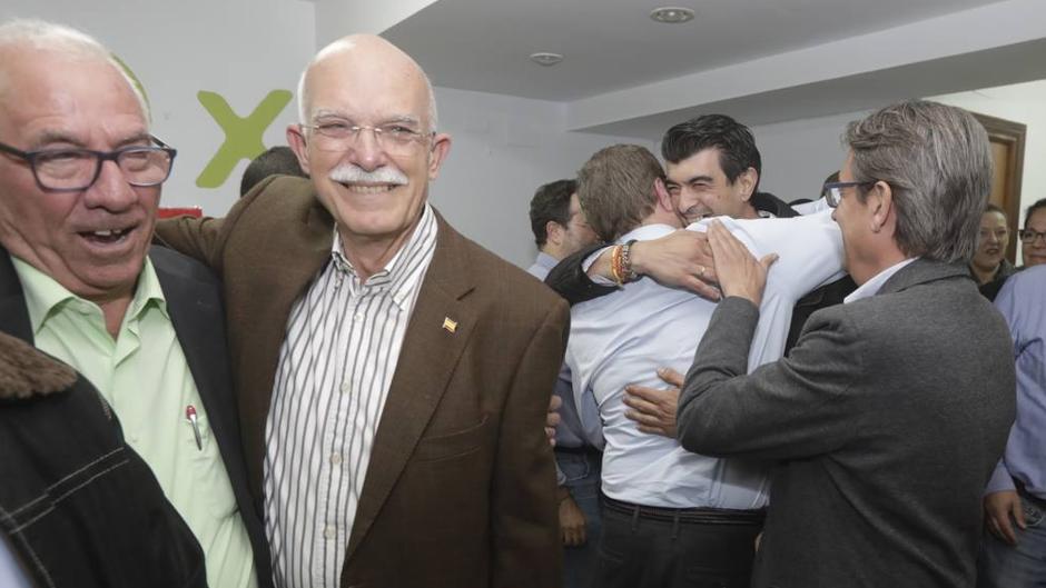 Vídeo: Brindis y abrazos en Vox tras lograr el segundo diputado para Cádiz