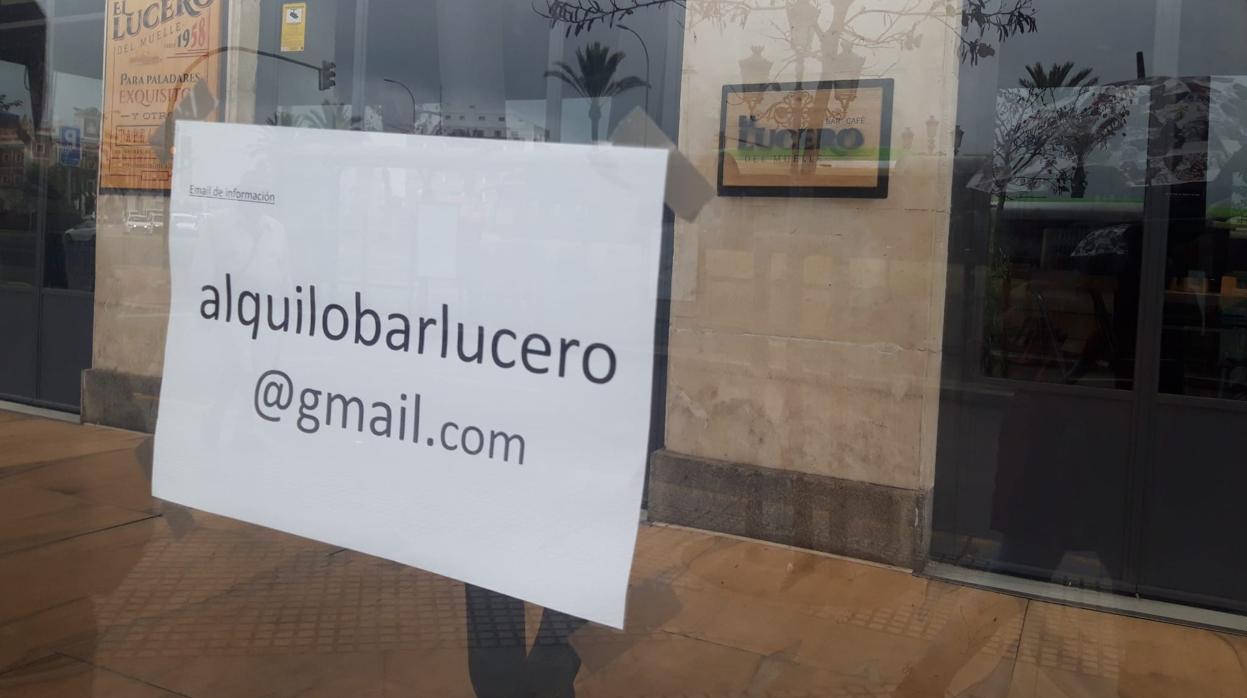 Cartel con el contacto para alquilar El Lucero.